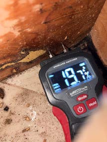 Medidor de humedad detectando daños por agua Miami debajo del fregadero
